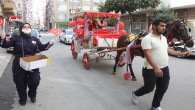 Muhtardan çocuklara faytonlu, palyaçolu kutlama