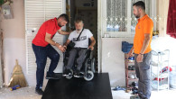 Toroslar’da yürüme engelli vatandaşın evine özel rampa