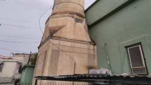 Tarsus’ta yıldırım caminin minaresine isabet etti