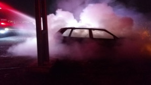 Yanan otomobildeki sürücü ölümden döndü