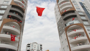 Radyonun sesini duydular, balkonlara çıkıp coşkuyu yaşadılar