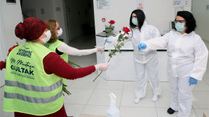 AKDENİZ’DE SAĞLIK ÇALIŞANLARINA GÜL DAĞITILDI