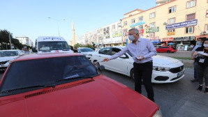 Başkan Tarhan, trafik ışıklarında maske dağıttı