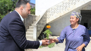 Başkan Yılmaz’dan her anneye çiçek