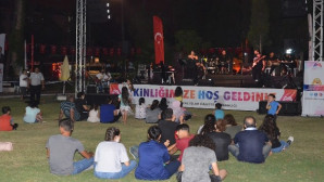 Sandalyesini kapan konsere gitti