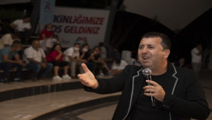 Büyükşehir Belediyesinin ‘Komik Gazino’ gösterisiyle sahil şenlendi