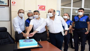 Başkan Bozdoğan zabıtayla pasta kesti