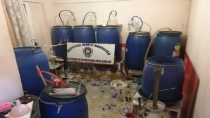 Kaçak içki üretmek için evi mini fabrikaya çevirmiş