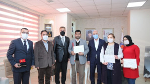 Bilgisayar kursunu bitiren görme engelliler sertifikalarını aldı