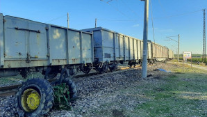 Yük treni hemzemin geçitte traktöre çarptı: 1 ölü