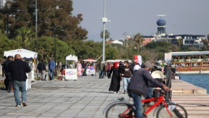 Güneşi gören Mersinliler, sahile akın etti
