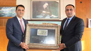 Başkan Yılmaz, ‘Bozkurtlu paranın’ orijinalini Altınok’a taktim etti