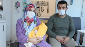 İç organları dışarıda doğdu, bir günlükken ameliyat oldu, adeta yeniden doğdu