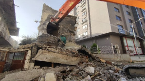 Üç katlı metruk bina kontrollü şekilde yıkıldı