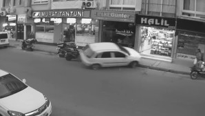 Kaldırıma çıkan aracın altında kalmaktan saniyelerle kurtuldular