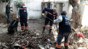Terk edilmiş evden, 4 römork çöp toplandı