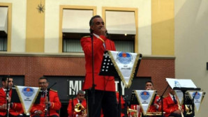 Bando Şefini çim yolmaya gönderdiler