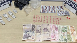 Taksideki 4 şüphelinin üzerinden uyuşturucu çıktı