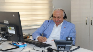 Gültak, çağrı merkezine gelen telefonları yanıtladı