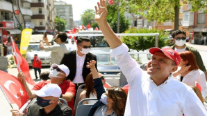Başkan Seçer, konvoy yapıp halkın bayramını kutladı