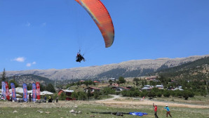 Torosların zirvesinde yamaç paraşütü yarışması