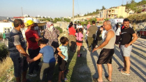Çalılık yangını mahalleliyi sokağa döktü, alevler evleri teğet geçti