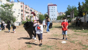 Mersin’de gönüllüler çevre temizliği yaptı