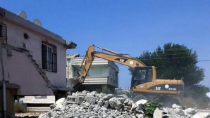 Akdeniz’de bir metruk bina daha yıkıldı
