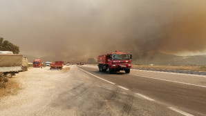 Mersin-Antalya yolu kapandı, yangın yerleşim yerlerini tehdit ediyor