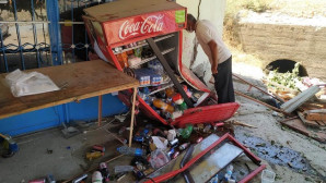 Kontrolden çıkan otomobil iş yerine çarptı: 5 yaralı