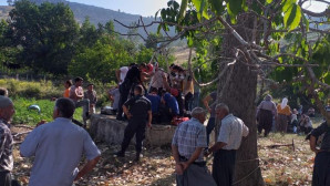 Su kuyusuna düşen koyunu kurtarmak isterken canından oldu