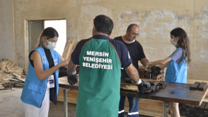 Belediye çalışanlarından ‘mavi kurdele’ kampanyasına destek