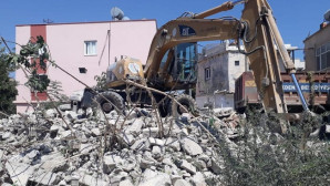 Akdeniz’de metruk binaların yıkımı sürüyor