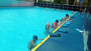 Akdenizli çocuklar hem yüzme öğreniyor hem havuz keyfi yaşıyor