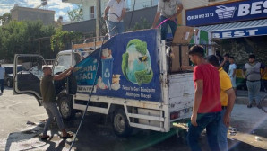 Yanan geri dönüşüm aracını vatandaşlar söndürdü