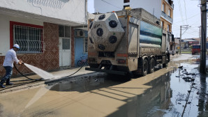 AKDENİZ BELEDİYESİ, SU BASKINLARINDAN ETKİLENEN VATANDAŞLARIN YARDIMINA KOŞTU
