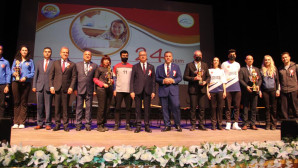 Mersin’de 24 Kasım Öğretmenler Günü törenle kutlandı
