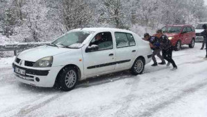 Mersin’de kar bastırdı, çok sayıda araç mahsur kaldı