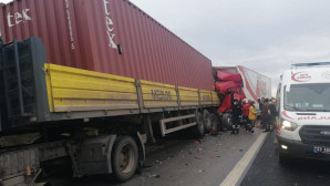 Başka bir tıra çarpan tırın şoförü yaralandı