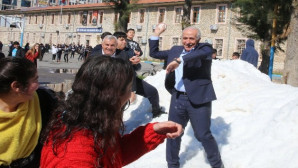 Akdeniz Belediyesi’nden çocuklara kar sürprizi
