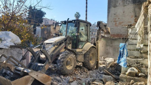 Akdeniz’de bir metruk bina daha yıkıldı