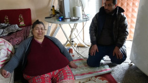 Tek odalı evde hasta anneye engelli oğlu, devlet ve komşuları bakıyor