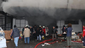 Alışveriş merkezinde çıkan yangın korkuttu