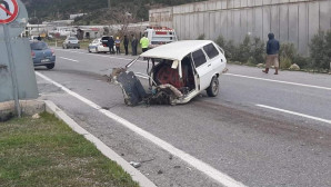 Feci kaza: Otomobil ikiye bölündü