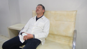 Ayakta uyuyan berber malulen emekli olmak istiyor