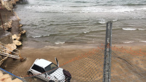 Otomobil 8 metrelik menfez köprüden plaja düştü