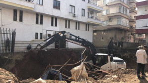 Dört katlı binanın girişi çöktü