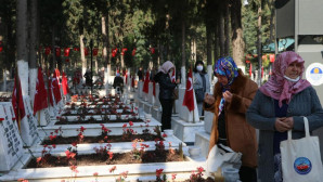 Mersin Şehitliğinde duygulandıran tören