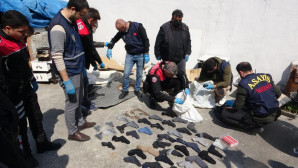 Bir evde çoraplara sarılı 40 silah ele geçirildi