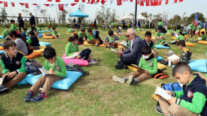Millet Bahçesinde minderlere oturup kitap okudular
